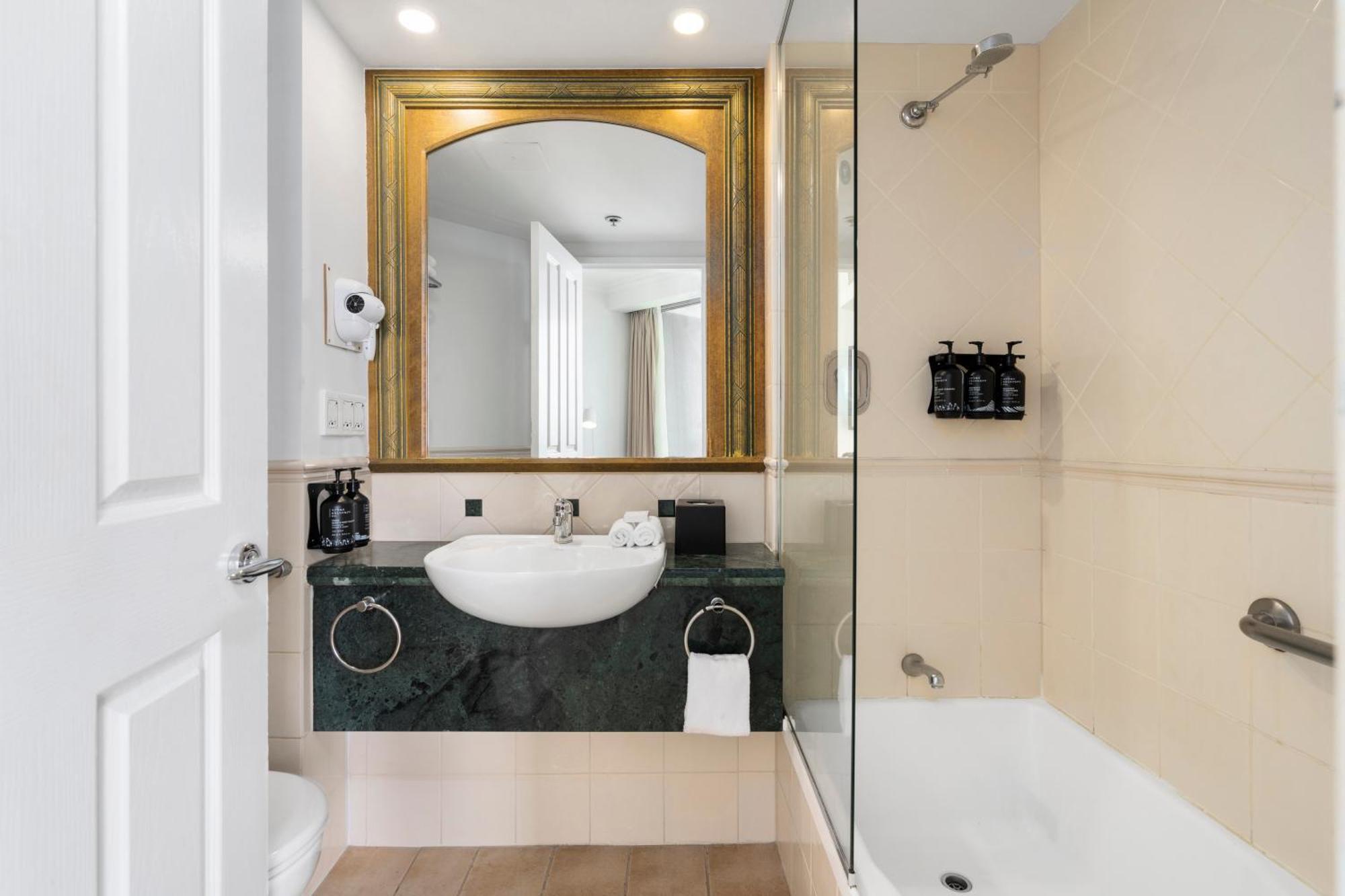 Legends Surfers Paradise Mid Week Madness Deal - Q Stay Gold Coast Bagian luar foto