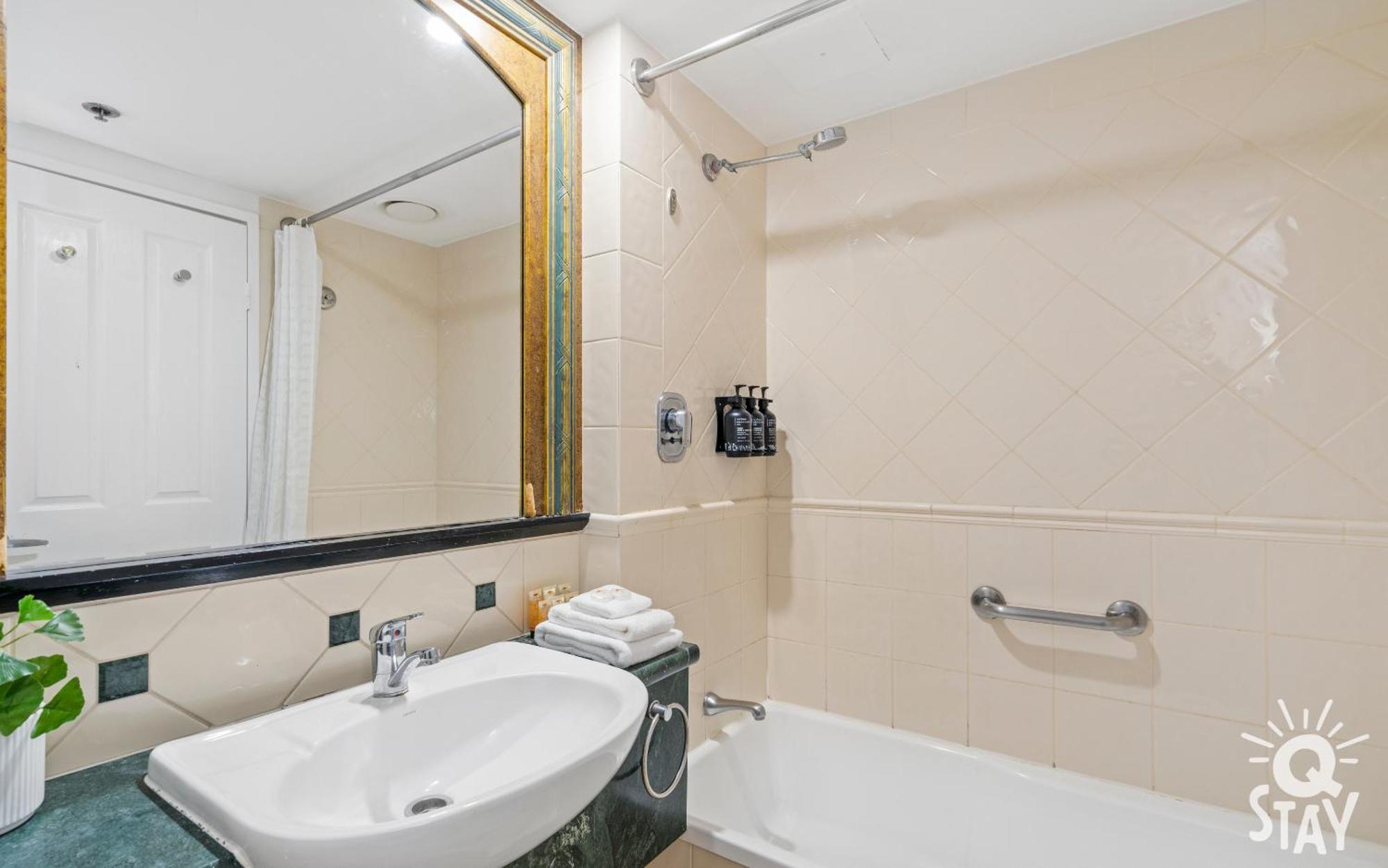 Legends Surfers Paradise Mid Week Madness Deal - Q Stay Gold Coast Bagian luar foto
