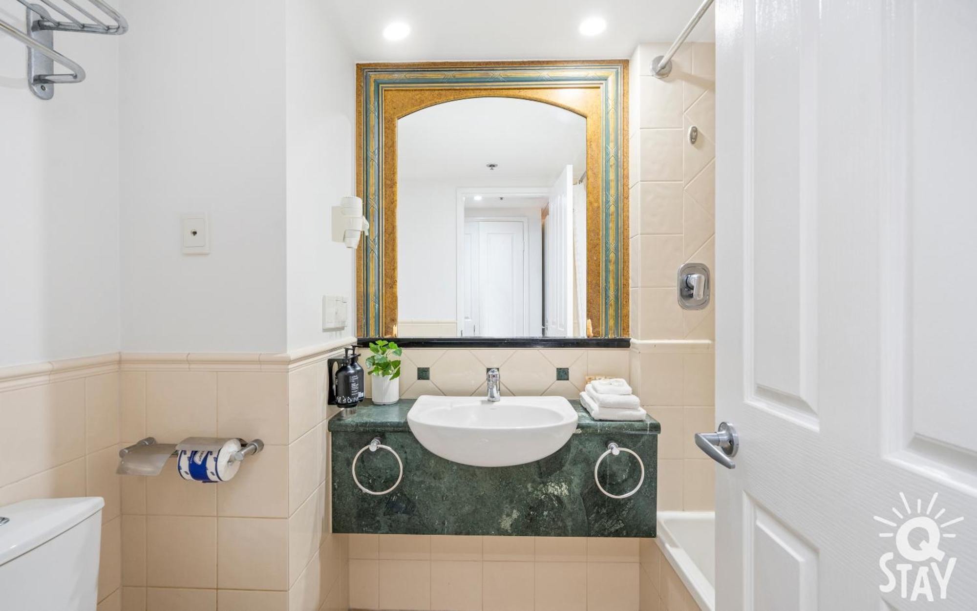 Legends Surfers Paradise Mid Week Madness Deal - Q Stay Gold Coast Bagian luar foto