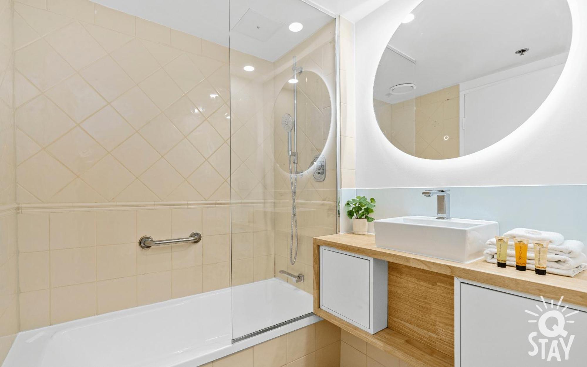 Legends Surfers Paradise Mid Week Madness Deal - Q Stay Gold Coast Bagian luar foto