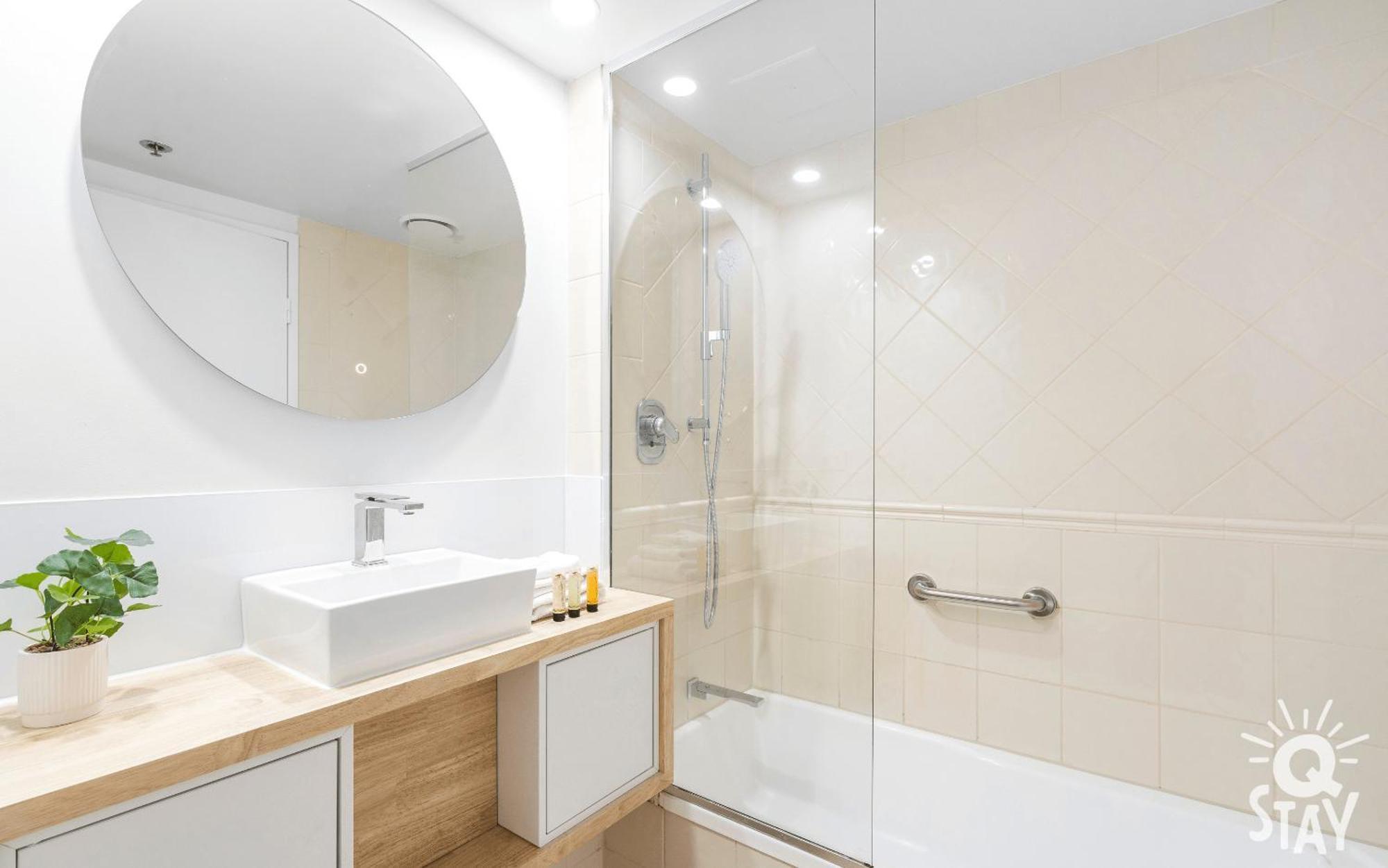 Legends Surfers Paradise Mid Week Madness Deal - Q Stay Gold Coast Bagian luar foto